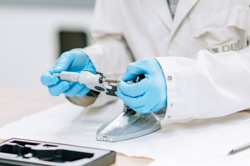 Confiez-nous vos différentes pièces de dispositifs médicaux pour traitement dans notre atelier spécialement conçu près de Bordeaux !