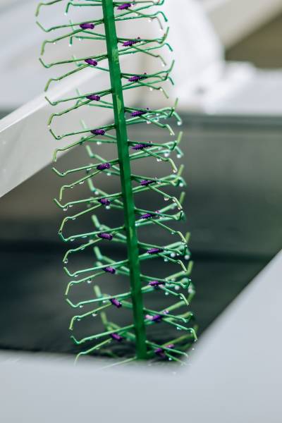 Anodisation du titane médical : un traitement de surface pour une coloration durable et une résistance a la corrosion