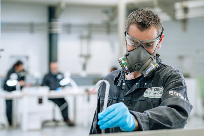 Confiez-nous vos différentes pièces de dispositifs médicaux pour traitement dans notre atelier spécialement conçu près de Bordeaux !