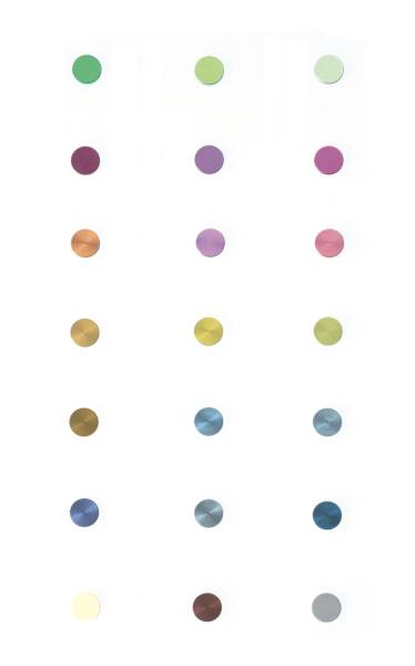 L’anodisation du titane médical colore les pièces grâce à une fine couche d’oxyde
